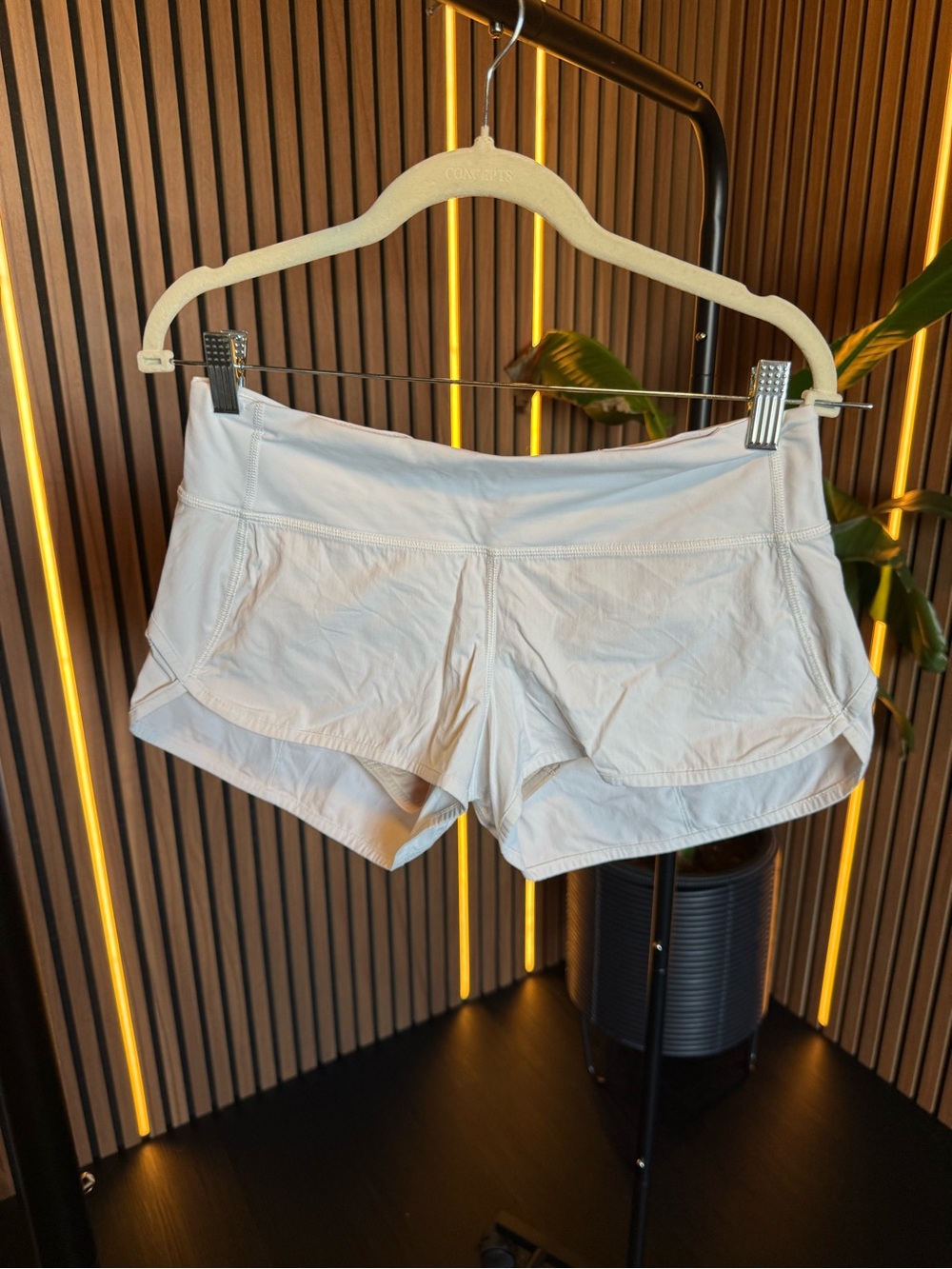 Lululemon Speed Up White Women’s Active Shorts